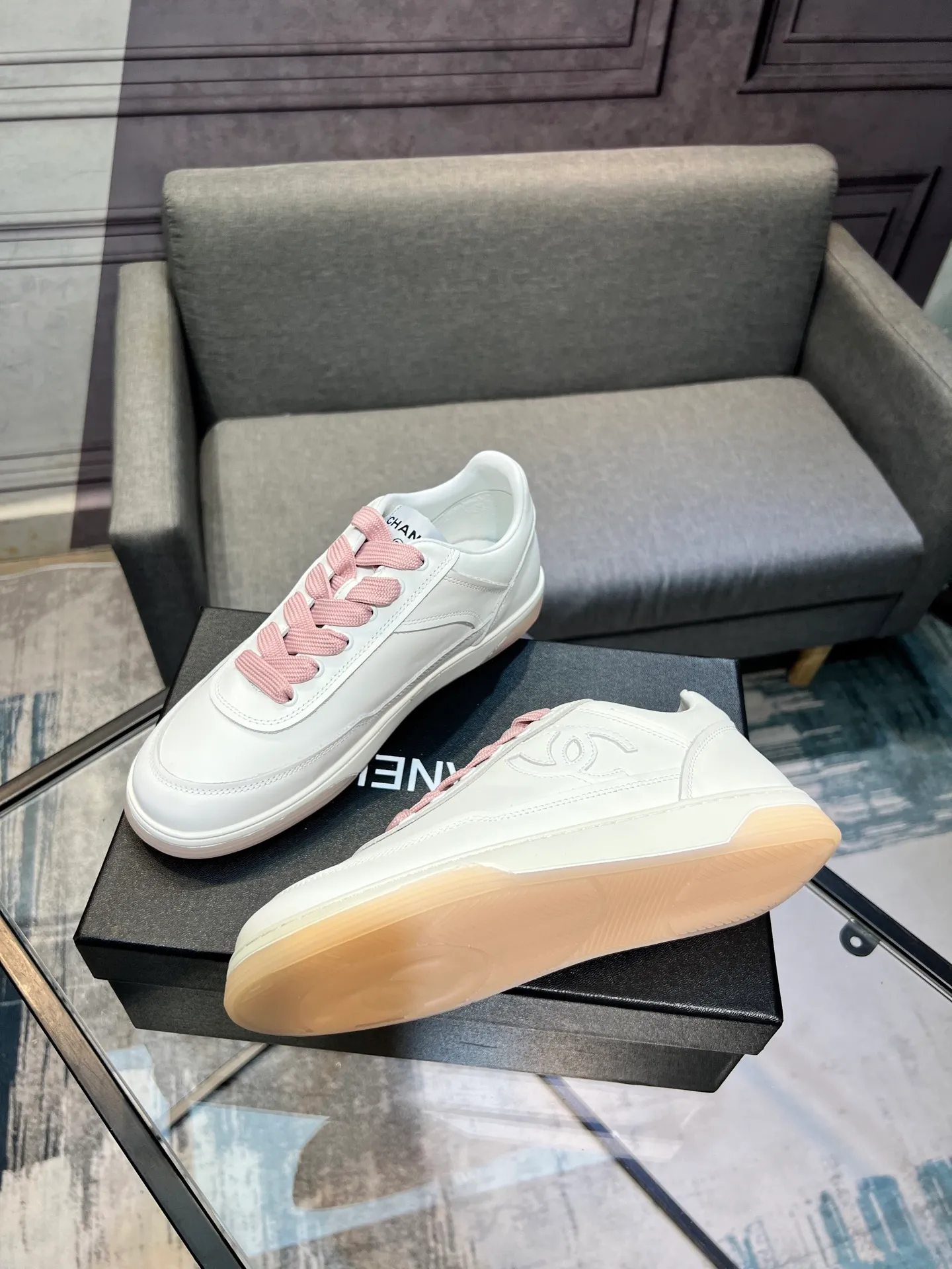 Men's men's shoes 💰620 Exclusive real shot (top version) CHANEL Chanel's new panda sneakers Panda shoes Chanel 2025ss color matching thick-soled casual sports shoes sneakers Counter synchronization The counter is very popular Very difficult to buy a shoe The most popular thick-soled panda shoes on the Internet It is obvious that Xiaoxiang control cannot miss it Simple and versatile white shoes that have both good looks and comfort Thick sole increases height, is super versatile and can be worn with eyes closed😍Whoever wears it will look better. Upper: calfskin. Lining: imported sheepskin lining. Outsole: TPU original outsole. Size: 35-40 (customized for women 41 and 40)